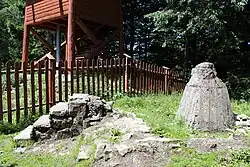 Ruiny przedwojennej stacji i jej współczesna rekonstrukcja (w tle)