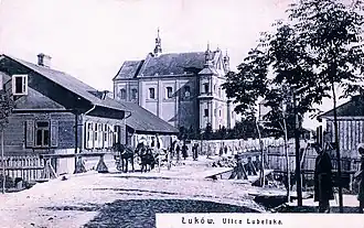 Ulica Lubelska w 1920, obecnie fragment ul. Wyszyńskiego; na dalszym planie kościół Podwyższenia Krzyża Świętego