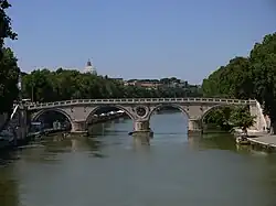 Widok z południowego wschodu, z Lungotevere