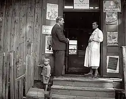 Ten sam sklep, subiekt (po prawej)