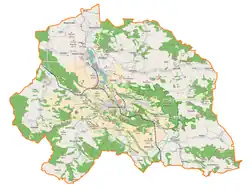 Mapa konturowa gminy Lwówek Śląski, blisko centrum na dole znajduje się ikonka zamku z wieżą z opisem „Bobrowy Dom”