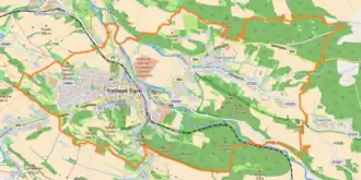 Mapa konturowa Lwówka Śląskiego, blisko centrum po lewej na dole znajduje się ikonka zamku z wieżą z opisem „Bobrowy Dom”