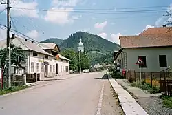 Măgura Ilvei, ulica Strada Principală, w tle kościół Biserica Nașterea Maicii Domnului