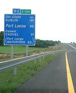 Tablica wskazująca odległości do poszczególnych miast leżących przy M8