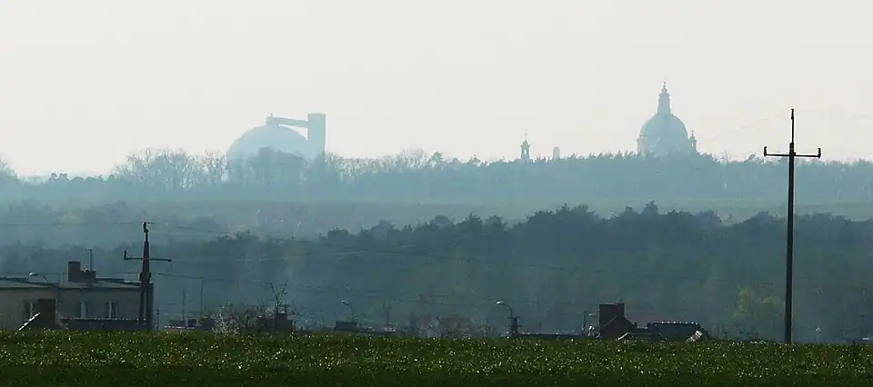 Panorama miasta z widokiem na silos i Klasztor filipinów na Świętej Górze