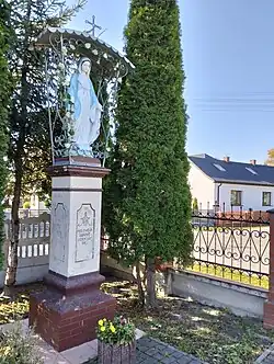 Figura w miejscu ołtarza poprzedniego kościoła