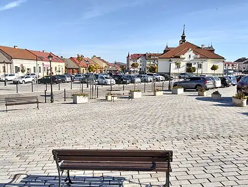 Rynek z ratuszem w środku