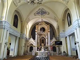 Wnętrze i ołtarz główny