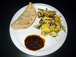 Tortilla, salsa i suszona wołowina z jajkiem