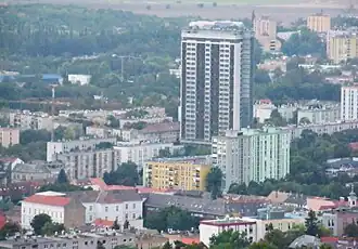 W porównaniu z wieżowcem inne budynki w Peczu wydawały się małe