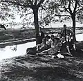 Grupa znajomych spędza majówkę nad Czerniejówką pod Lublinem, rok 1937