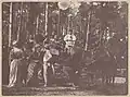 Uczestnicy majówki w lesie zgromadzeni są wokół dorożki, którą przyjechali, ok. 1895 rok