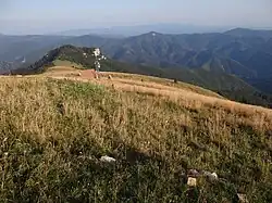 Widok na Majerovą skałą z wzniesienia Líška