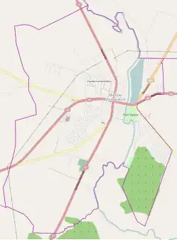 Mapa konturowa Makowa Mazowieckiego, blisko centrum na prawo znajduje się punkt z opisem „Parafia Bożego Ciała i św. Józefa”