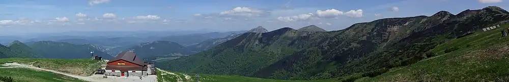 Widok z przełęczy – na pierwszym planie górna stacja kolejki gondolowej