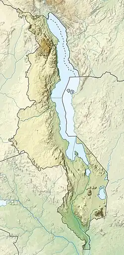 Mapa konturowa Malawi, po prawej nieco na dole znajduje się owalna plamka nieco zaostrzona i wystająca na lewo w swoim dolnym rogu z opisem „Malombe”