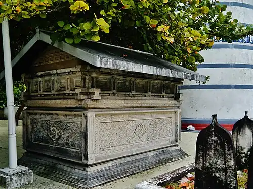 Jeden z grobowców, po prawej widoczny fragment minaretu (2018)