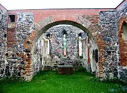 Wnętrze ruin kościoła w Mallnow