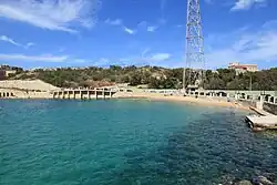 wieża i zatoka Rinella Bay