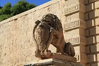 Lew po lewej stronie mostu