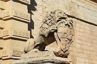 Lew po prawej stronie mostu