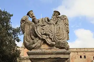 Rzeźba lwa na moście wiodącym do bramy