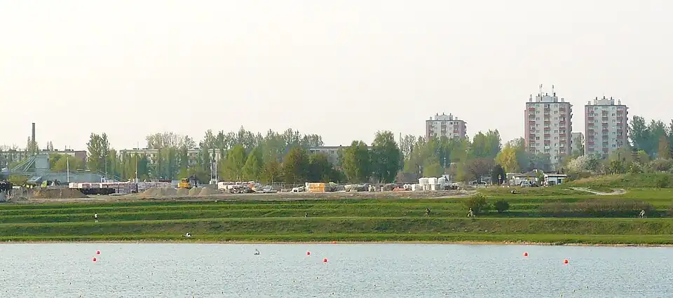 Widok na osiedle Pomet IV zza Jeziora Maltańskiego w czasie budowy Term Maltańskich (2011)