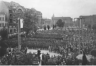 Dom Kupiecki (drugi od lewej) w&nbsp;1932