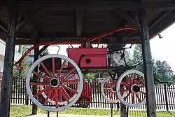 Dawna pompa strażacka przed remizą