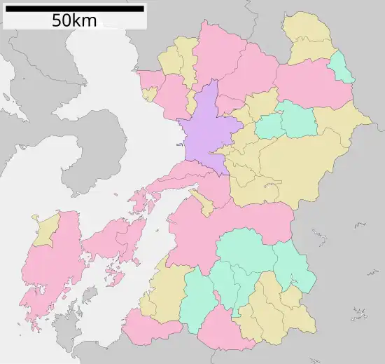Mapa konturowa prefektury Kumamoto, u góry nieco na lewo znajduje się punkt z opisem „Nagasu”