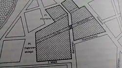 Mapa pokazuje błędny przebieg kładki. Kładka łączyła ze sobą ulicę Strykowską, przedzieloną ulicą Batorego, która była poza terenem getta.