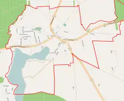 Mapa konturowa Margonina, blisko centrum u góry znajduje się punkt z opisem „Parafia św. Wojciecha”