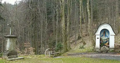 Krucyfiks i źródełko z kapliczką