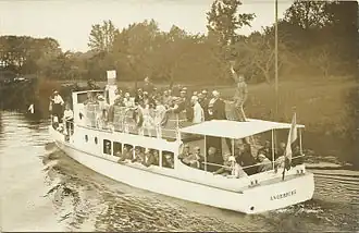 Rejs parowcem studentów „Corps Masovia Koenigsberg” w Węgorzewie z okazji 99. rocznicy korporacji w 1929 roku. Na statku widnieje powiewająca flaga Mazur