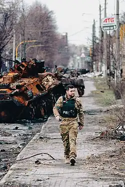 Mateusz Lachowski w miejscowości Bucza, Ukraina. Kwiecień 2022