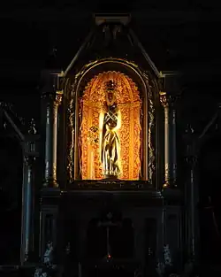 Drewniana figura Matki Bożej Bujakowskiej znajdująca się w ołtarzu głównym.