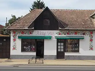 Sklep z pamiątkami w Mezőkövesd ozdobiony motywem haftu Matyó (2018)