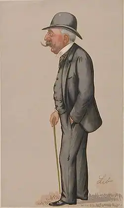 Rysunek przedstawiający pełną sylwetkę barona von Hirsch, stojącego bokiem, wspartego o laskę, w szarym garniturze, kapeluszu i z charakterystycznymi długimi, wywiniętymi siwymi wąsami.