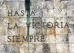 Motto Che Guevary na cokole pomnika