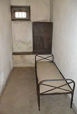 Wnętrze celi izolacyjnej