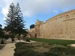 Widok Mdina Gate z Il-Foss tal-Imdina