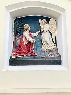 Scena Kielich goryczy na murze okalającym kościół parafialny