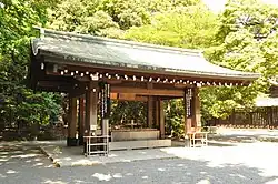 Temizu-ya (lub chōzuya) pawilon służący oczyszczeniu wodą