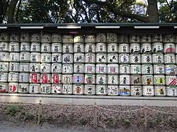 Beczki sake (nihon-shu) ofiarowane chramowi