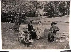 Photographie de 1920 représentant Mel Bonis dans une chaise longue accompagnée de trois amies.