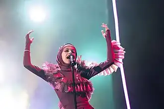 5. Amena﻿(inne języki) – „Do Good Be Better”