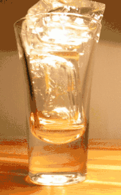 Topniejące kostki lodu