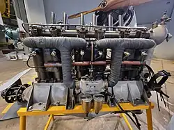 Podobny do silnika Mercedes D.I silnik Mercedes F-1246 z 1912 roku ze zbiorów Muzeum Lotnictwa Polskiego w Krakowie