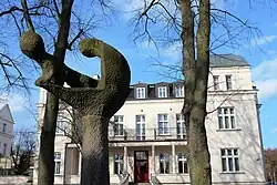 Rzeźba „Macierzyństwo” (w 2017 przeniesiona w inne miejsce)