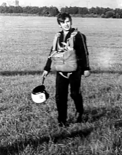 Uczestnik zawodów na murawie lotniska